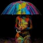 Ascunsă de ploaia de culori