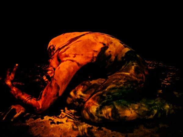 dark fine art photography, human body curled in fetal position on ground, dramatic low-key lighting, black background, expressive body paint textures, intense red and green tones on skin, high contrast chiaroscuro, emotional vulnerability, depression mood, isolation theme, symbolic posture of protection and collapse, cinematic shadows, painterly surface, abstract expressionist atmosphere, psychological tension, minimal environment, conceptual photography, contemporary art style fotografie artistică în tonuri sumbre, corp uman ghemuit în poziție fetală pe sol, iluminare dramatică în stil low-key, fundal negru, texturi expresive ale vopselei corporale, nuanțe intense de roșu și verde pe piele, clar-obscur cu contrast ridicat, vulnerabilitate emoțională, atmosferă depresivă, tema izolării, postură simbolică de protecție și prăbușire, umbre cinematografice, suprafață picturală, atmosferă expresionistă abstractă, tensiune psihologică, decor minimalist, fotografie conceptuală, stil de artă contemporană
