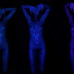 Ascunsă în albastru și mov 90x60 cm